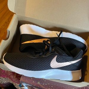 Nike tanjun shoes size 7
